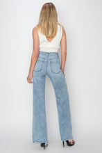 Load image into Gallery viewer, Light Wash High Waist Relaxed Fit Jeans