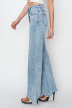 Load image into Gallery viewer, Light Wash High Waist Relaxed Fit Jeans